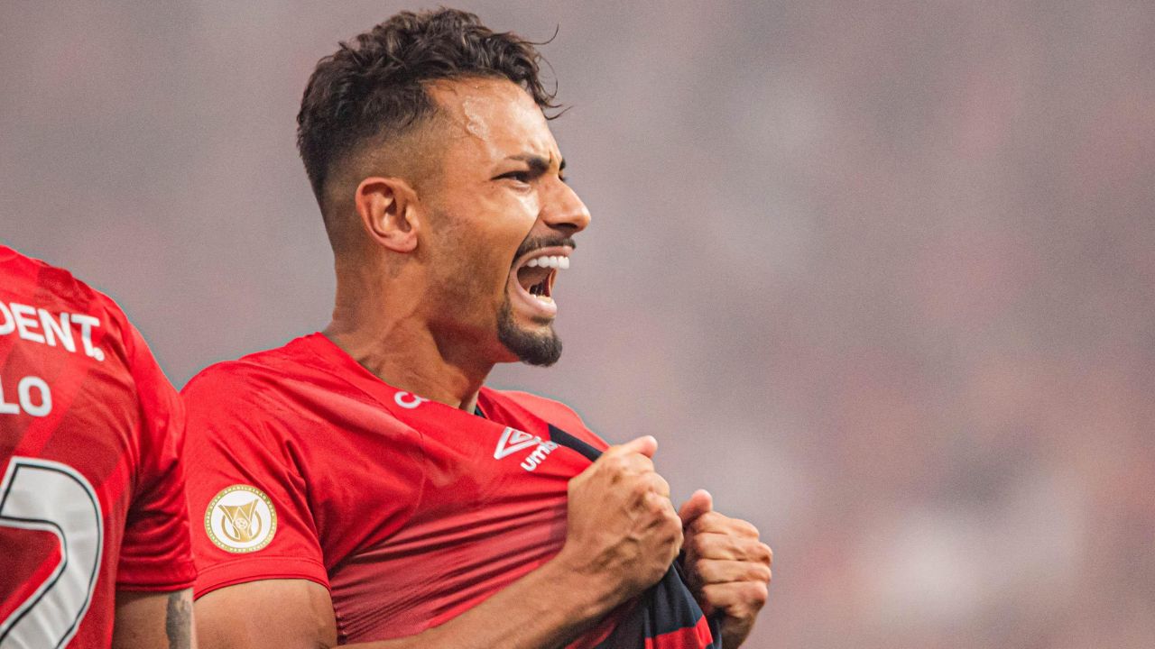 Contestação, nova chance e vitrine: Zagueiro ressurge no Athletico