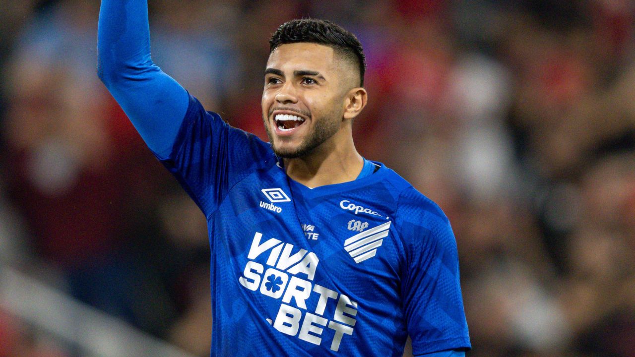 Mycael volta à meta do Athletico e desabafa sobre drama