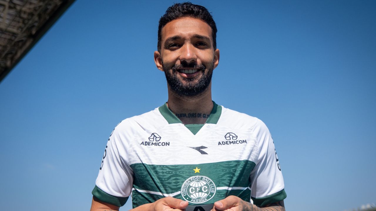 Fora dos planos do Coritiba, Clayson negocia com novo clube