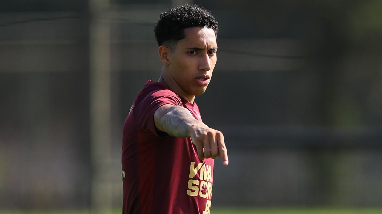 Jogador do Athletico é campeão e artilheiro de torneio society ao lado de presidente da CBF