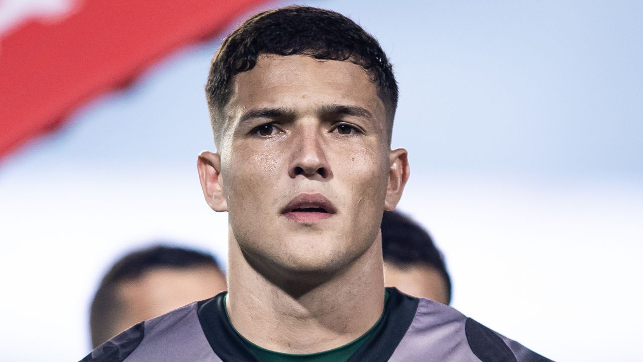 Goleiro do Coritiba dedica gol histórico a ídolo do clube: “Você é referência”