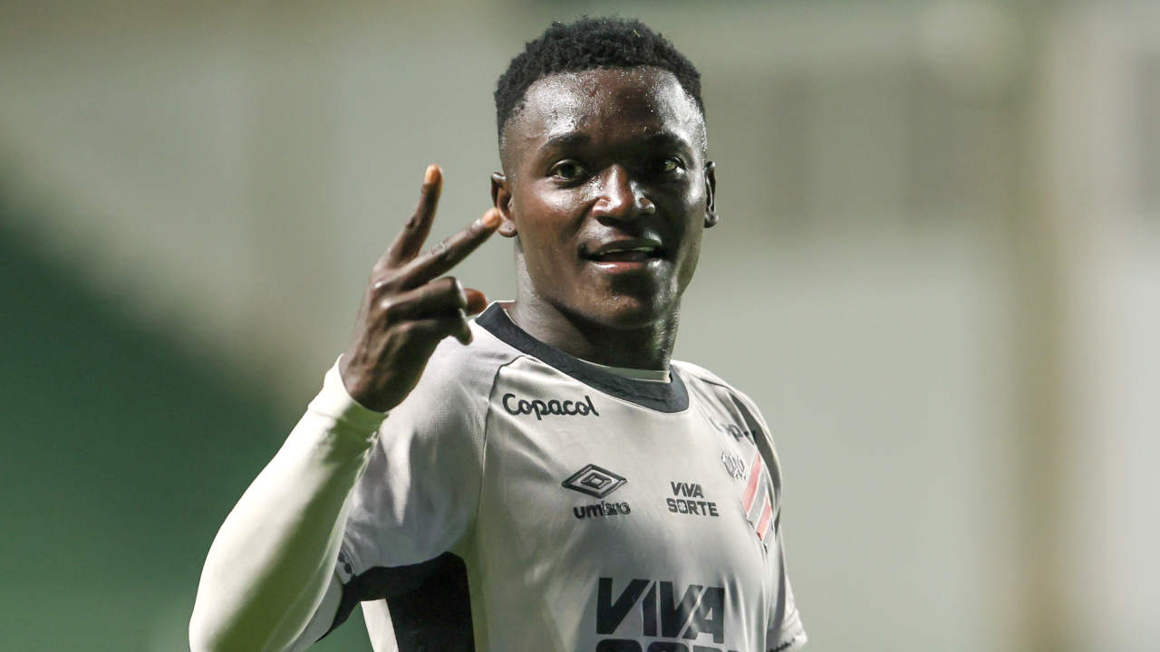 Atacante do Athletico é o jogador que mais sofre pênaltis no futebol brasileiro