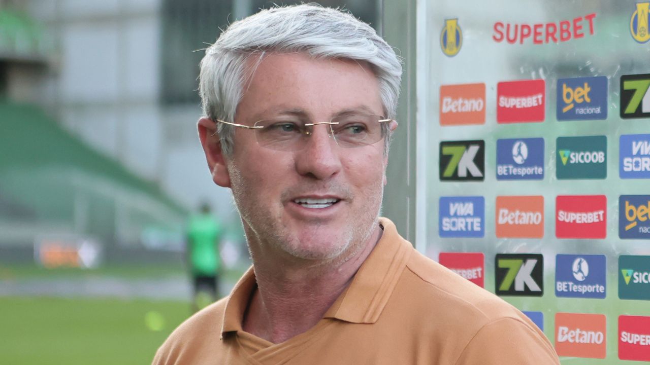 Athletico oficializa permanência de gringo por mais três anos