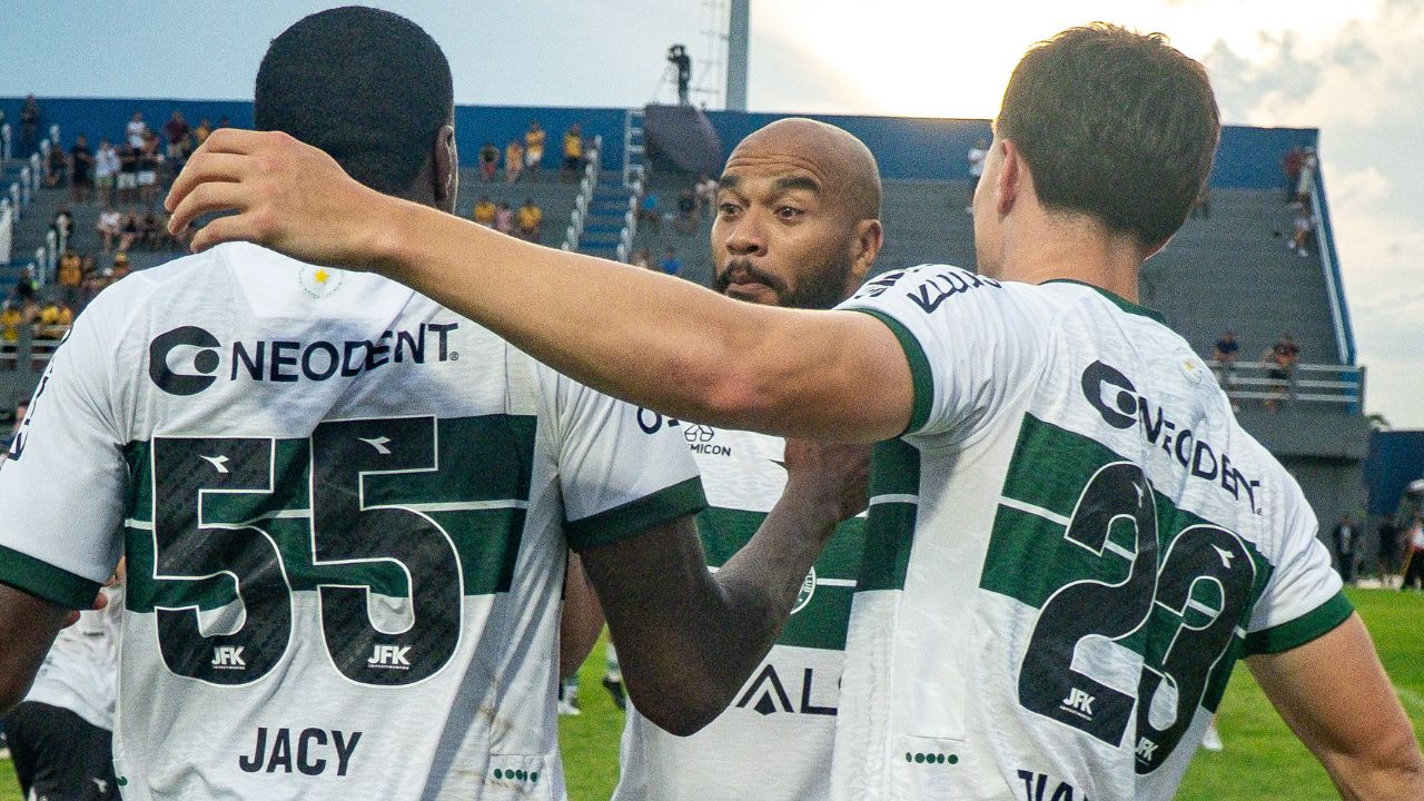 Coritiba renova com zagueiro que só fez um jogo na Série B