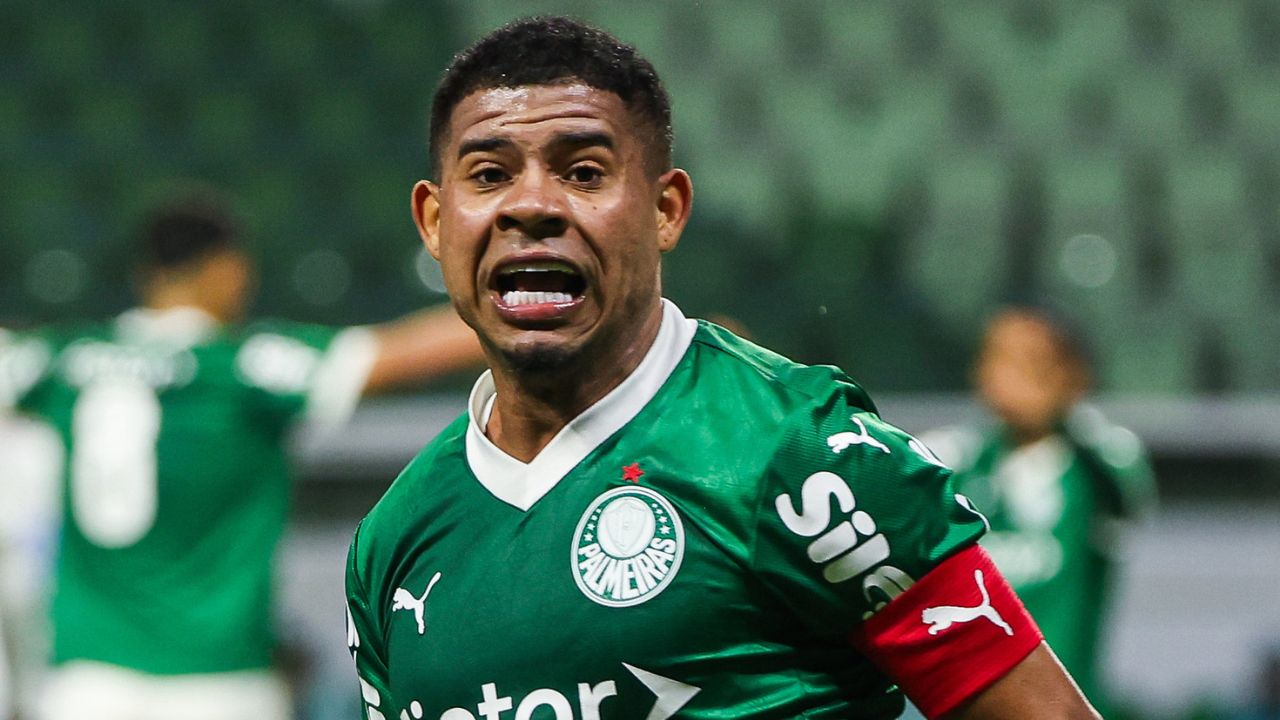 Athletico encaminha chegada de lateral do Palmeiras