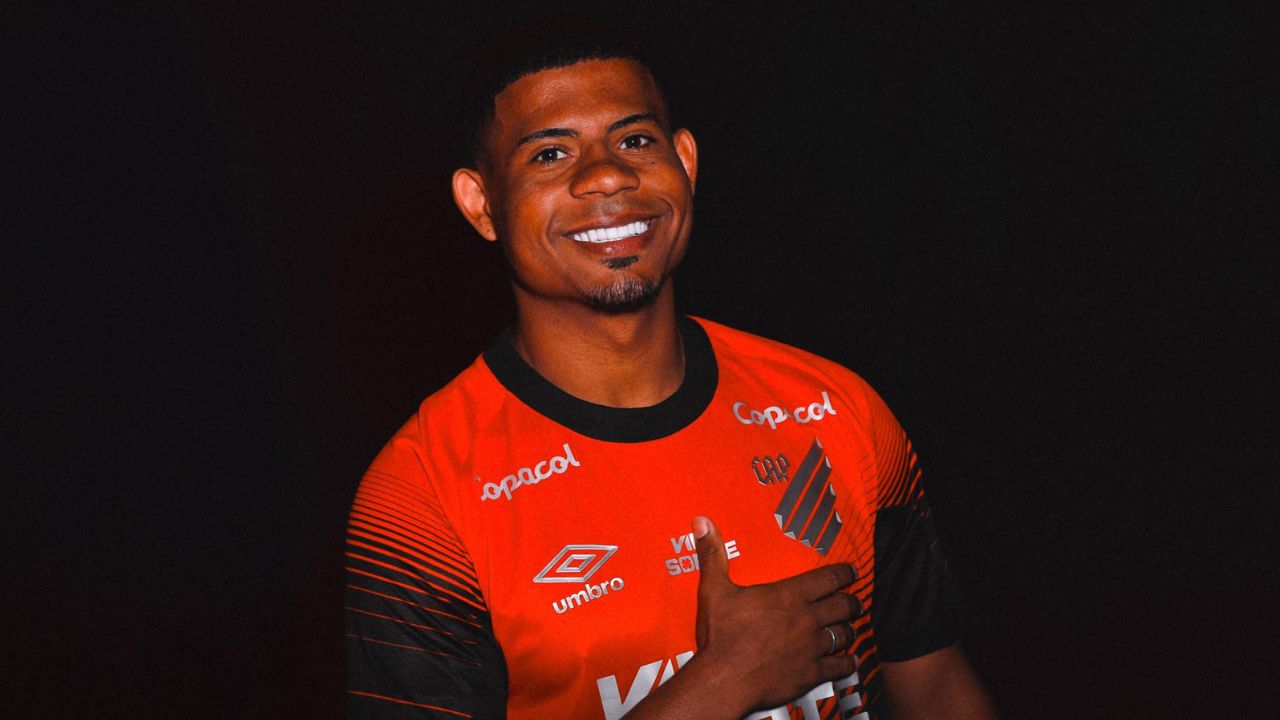 Athletico oficializa Gilberto, lateral da base do Palmeiras