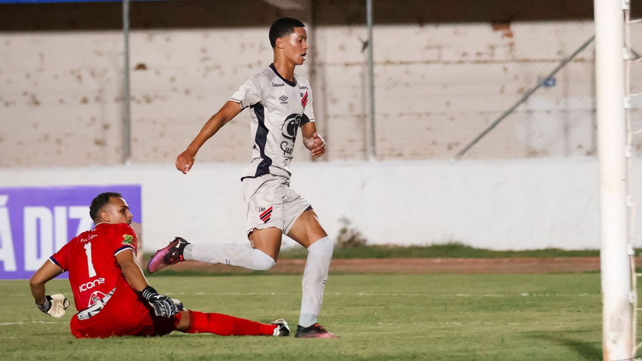 Athletico aproveita erro bizarro e vence o Maricá pela Copinha; veja o lance