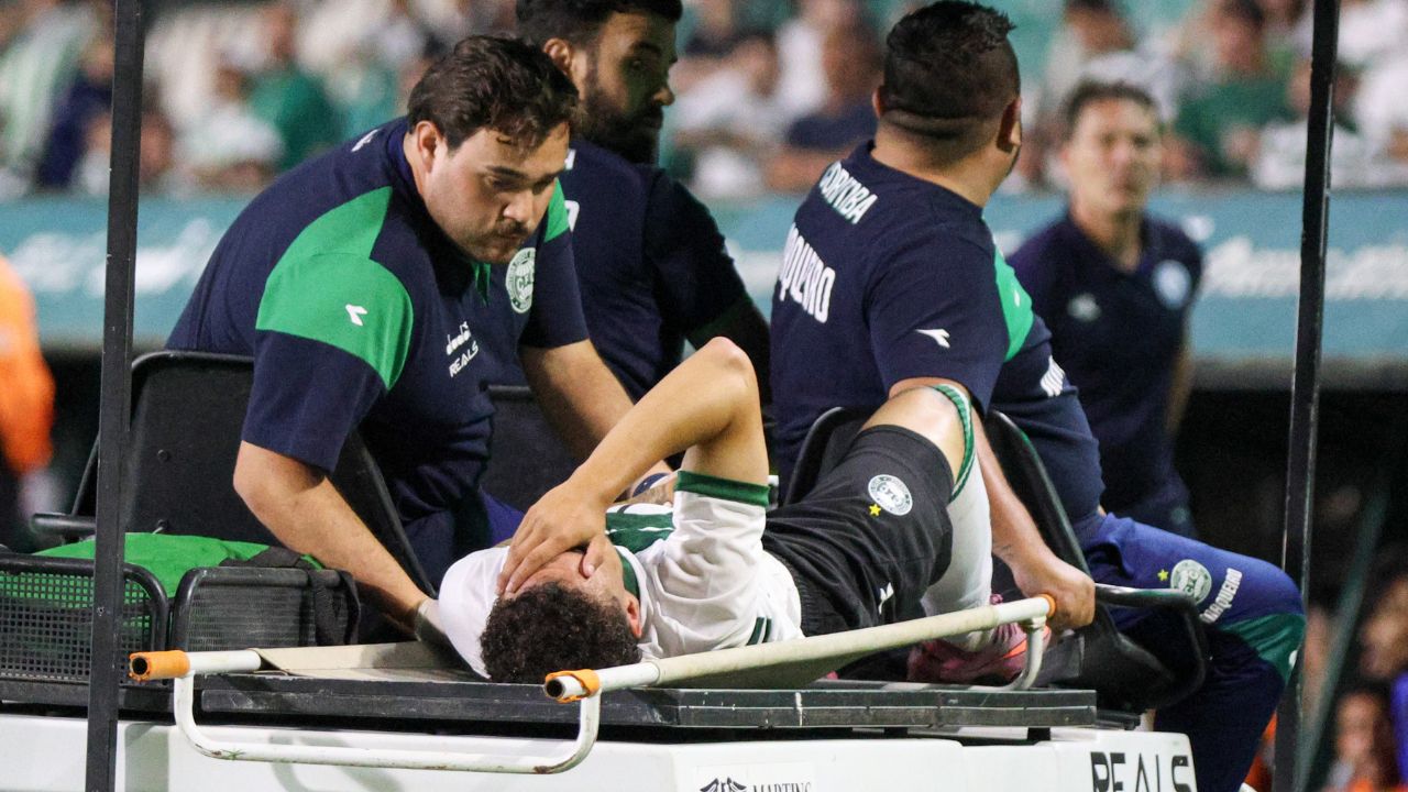 Imagem forte! Atacante do Coritiba quebra o braço em estreia no Paranaense