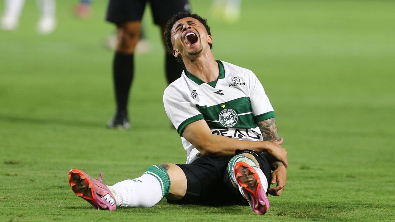 Imagem forte! Atacante do Coritiba quebra o braço em estreia no Paranaense