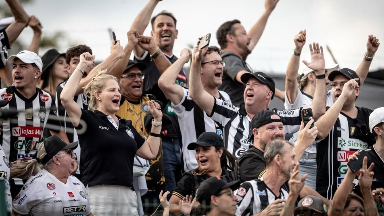 Time da Série B abandona estratégia e apresenta camisa revolucionária