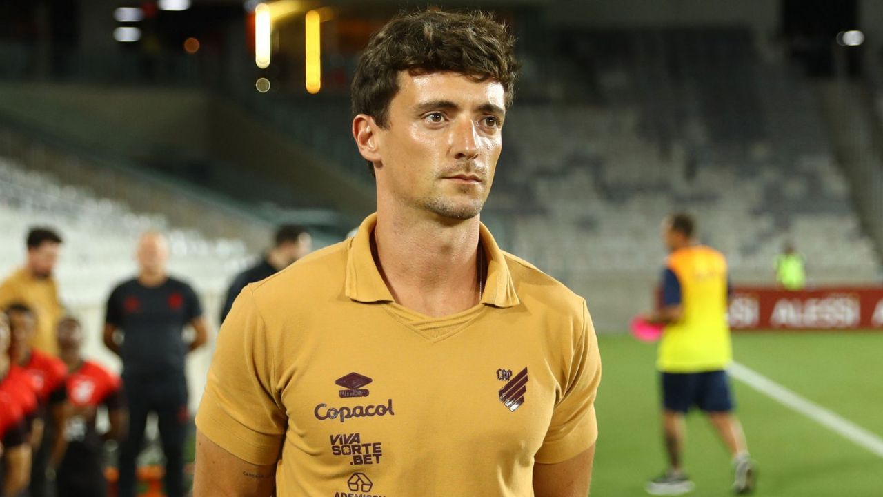 Técnico do Athletico critica a Federação Paranaense após estreia no Estadual