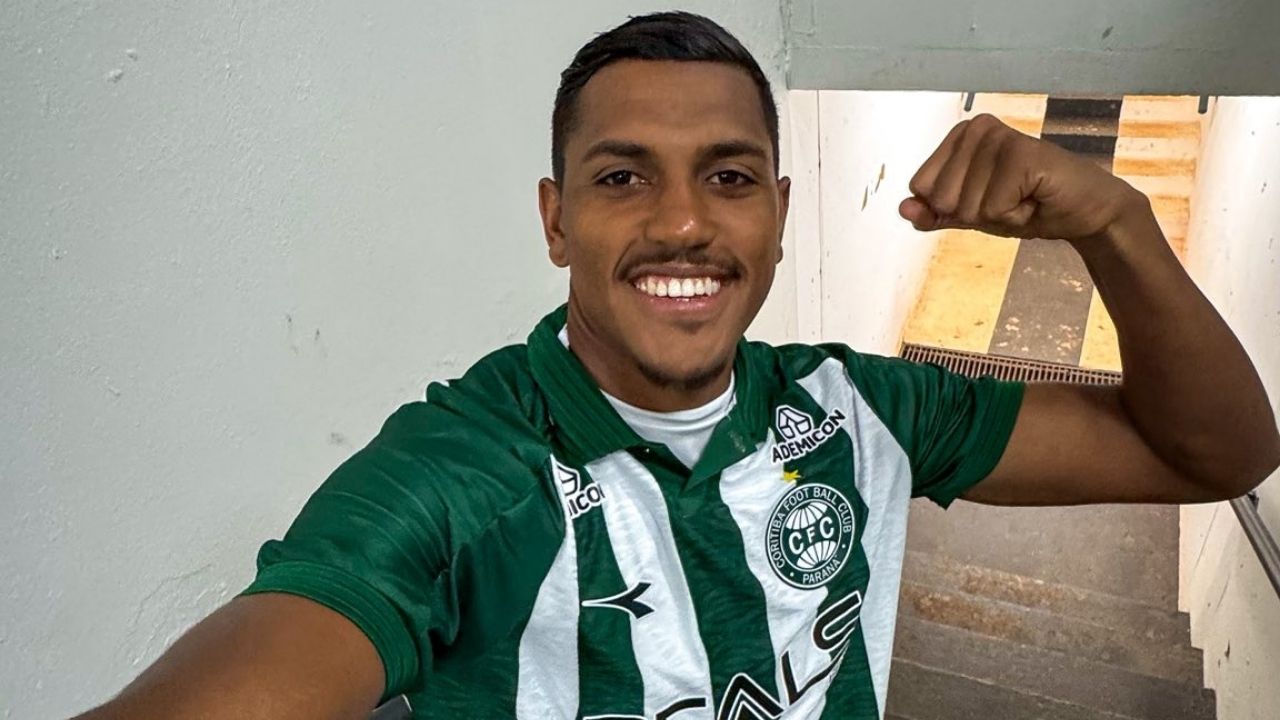 Novo artilheiro do Coritiba vibra com gol na estreia e celebra parceria