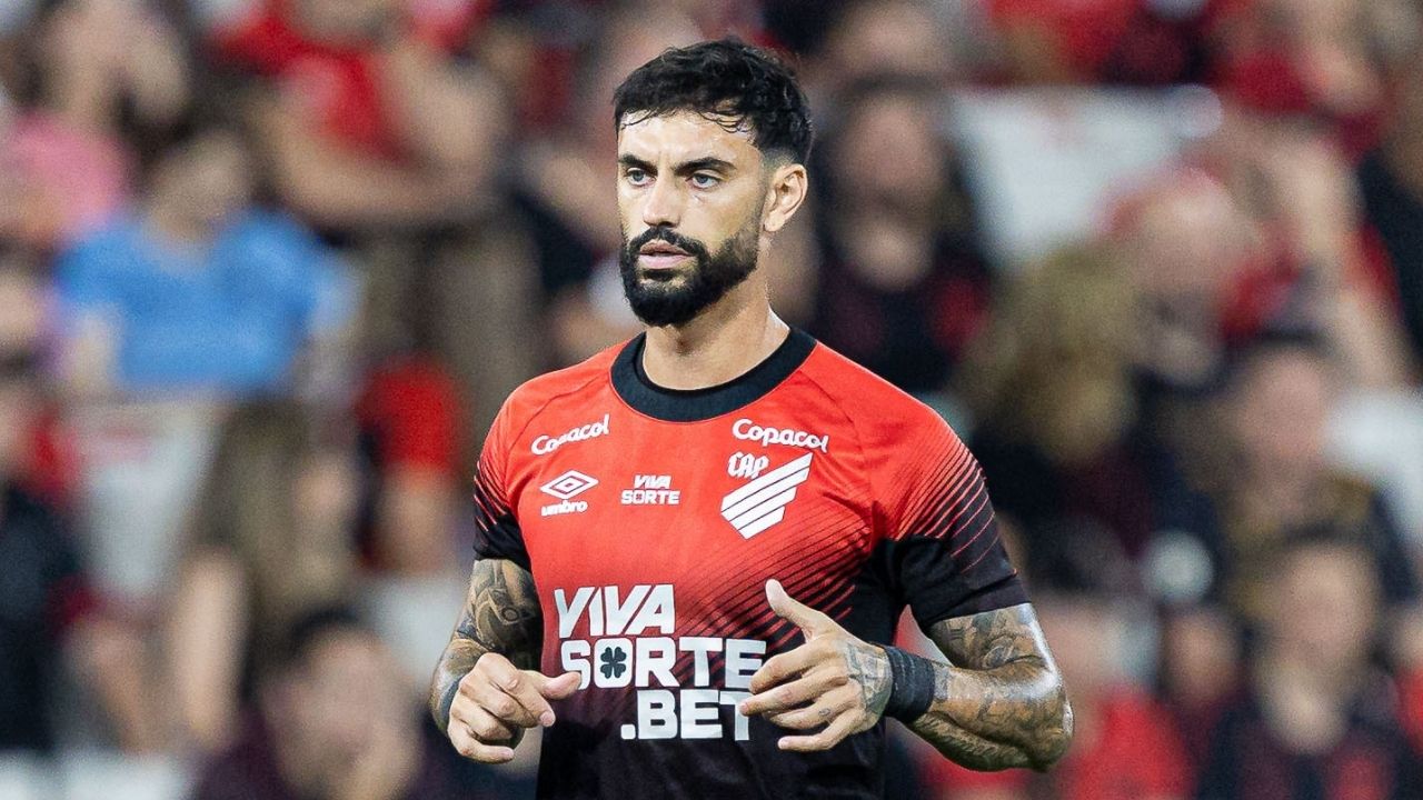 Atacante Mastriani volta a defender o Athletico após quase um ano