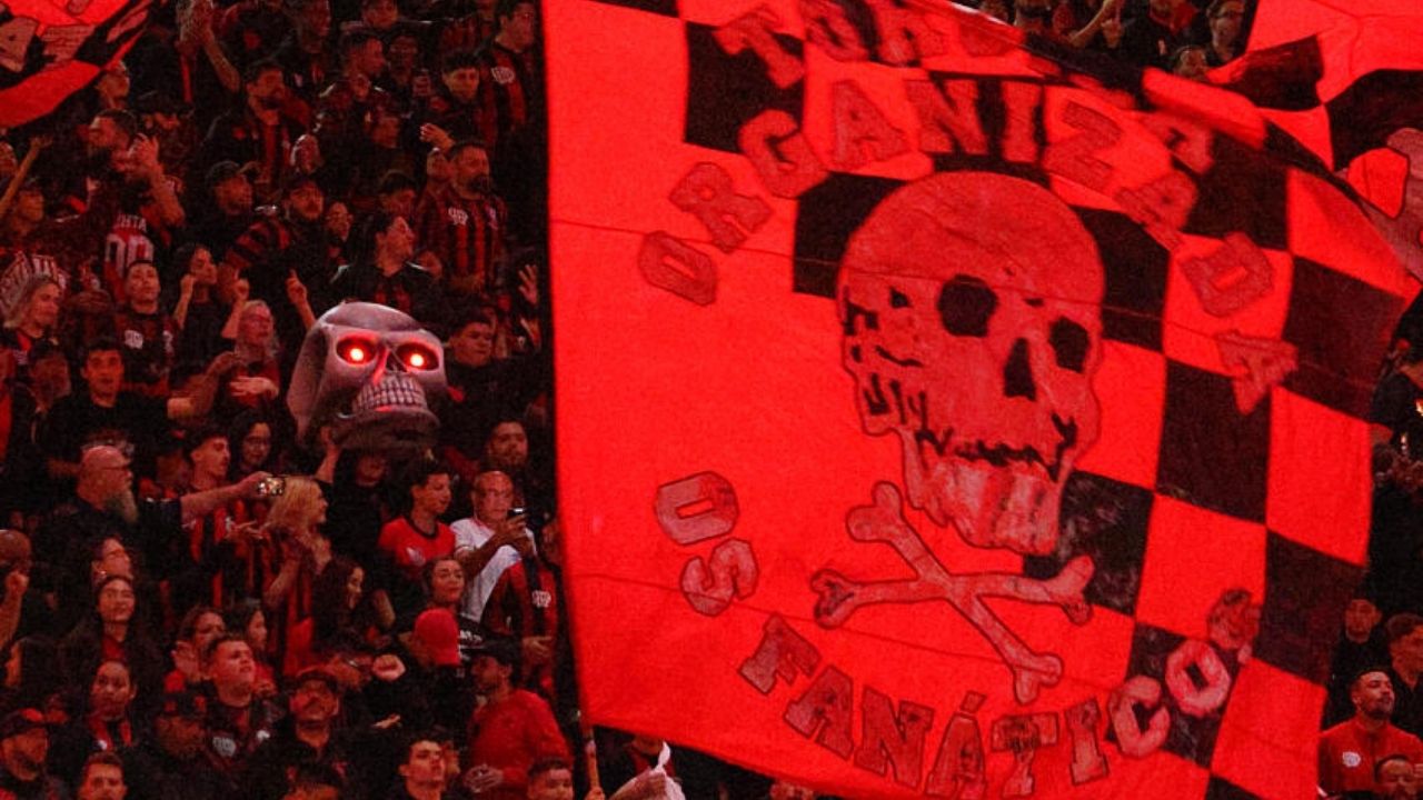 Treinador defende jogador criticado no Athletico e diz: “Torcida é para torcer”