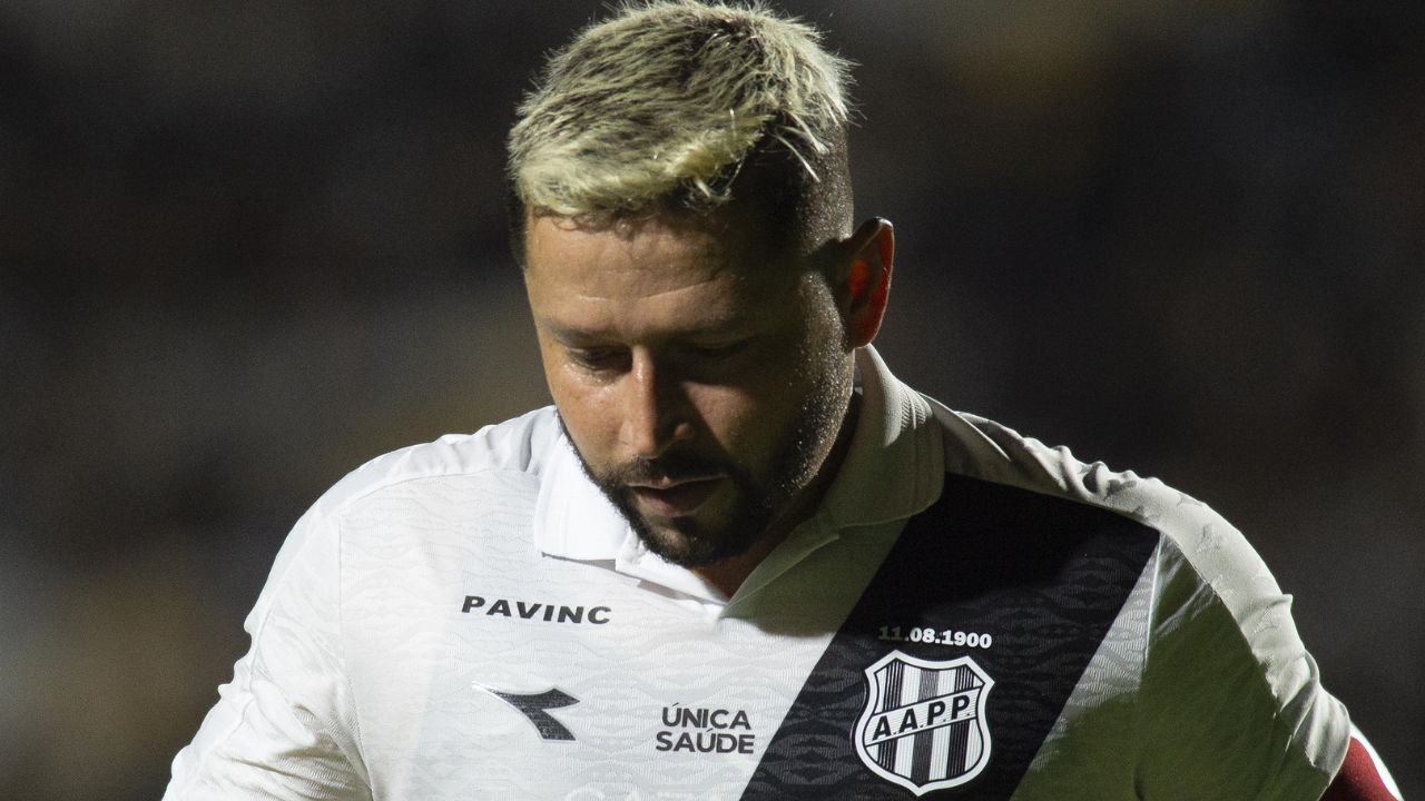 “É uma vergonha”: Cria do Paraná, camisa 10 ameaça abandonar clube