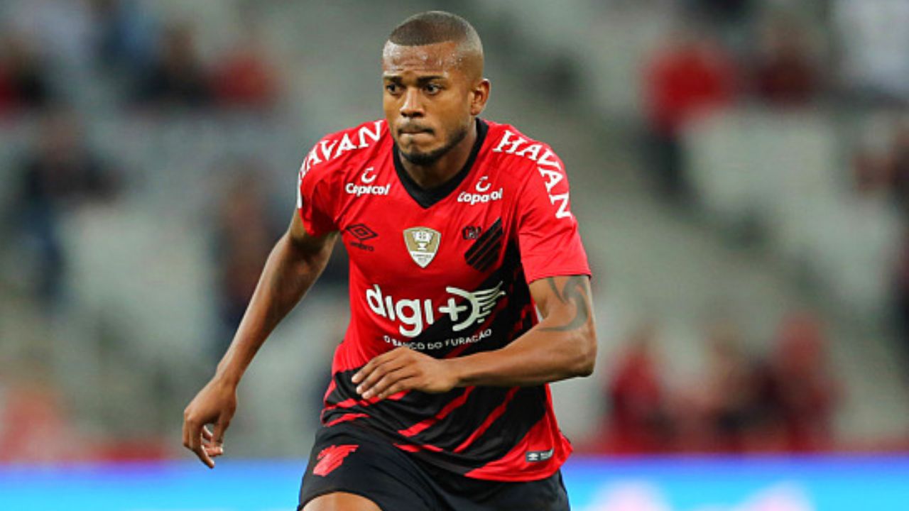 Ídolo do Athletico, Marcelo Cirino é liberado para estreia em novo clube