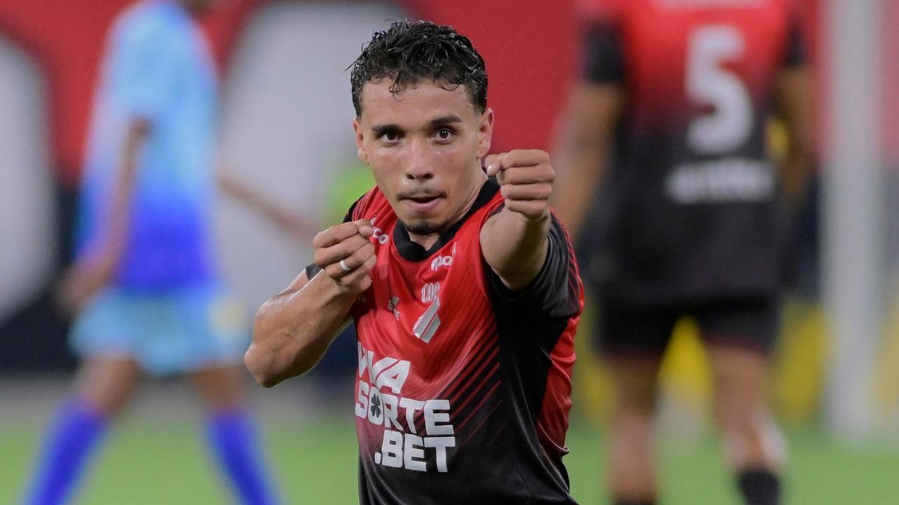 Athletico mantém freguesia com golaço de letra e avança ao mata-mata do Paranaense