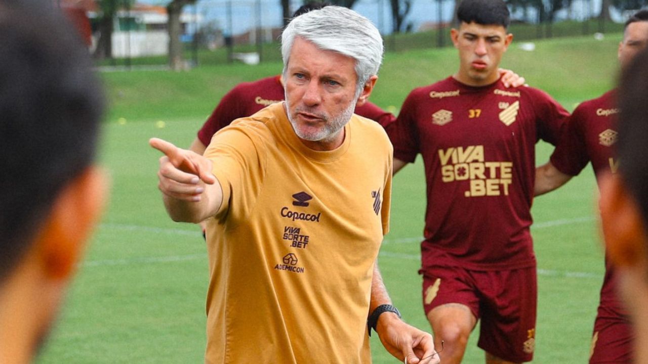 Athletico define futuro de gringo e acerta saída por empréstimo