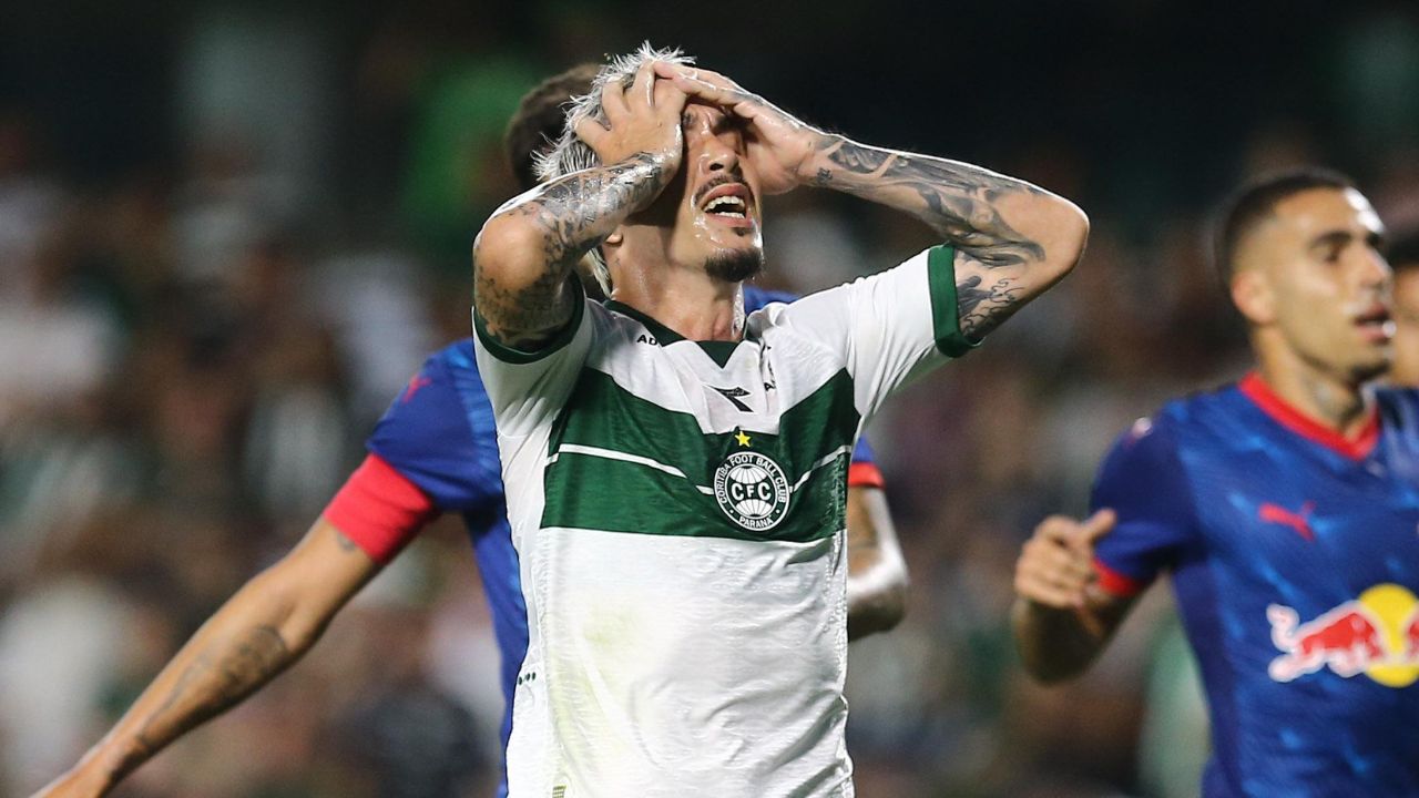 Josué, do Coritiba, é expulso durante empate contra o Bragantino