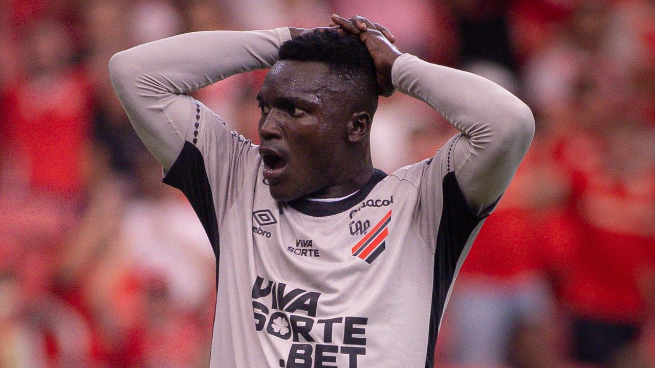 Viveros pede desculpas após erros pelo Athletico em estreia no Brasileirão