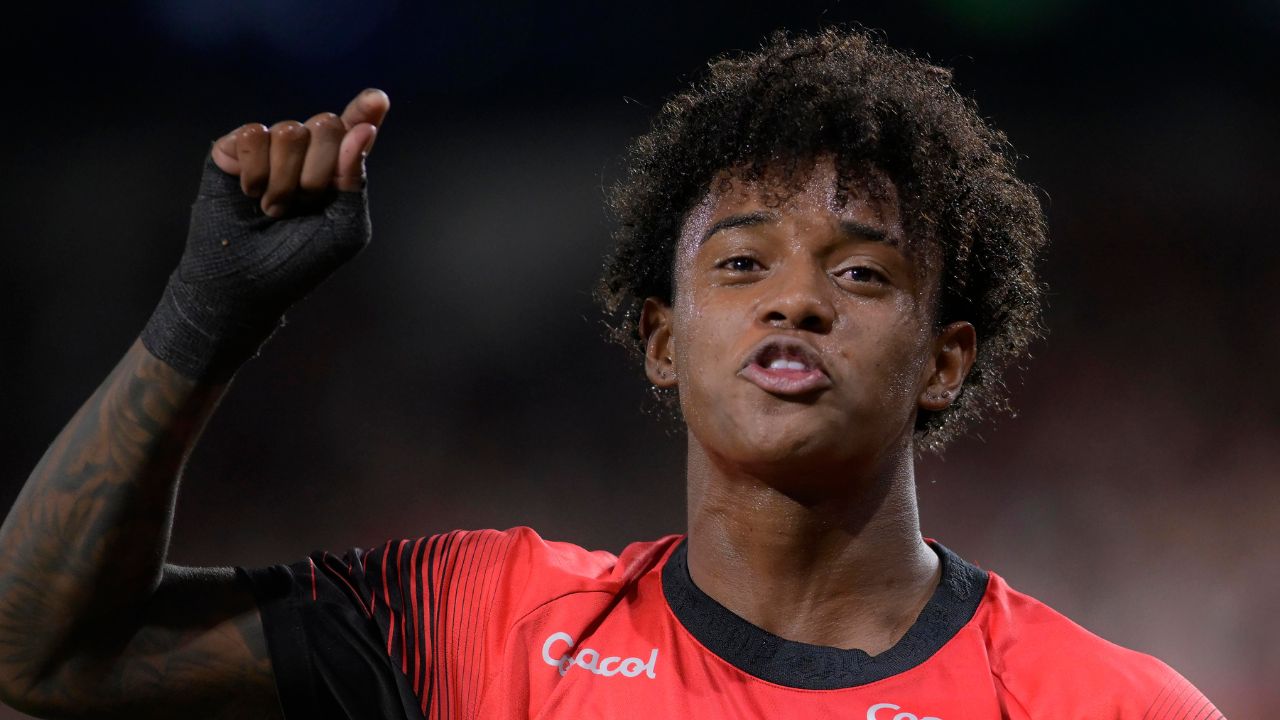 Bruninho comemora gol pelo Athletico