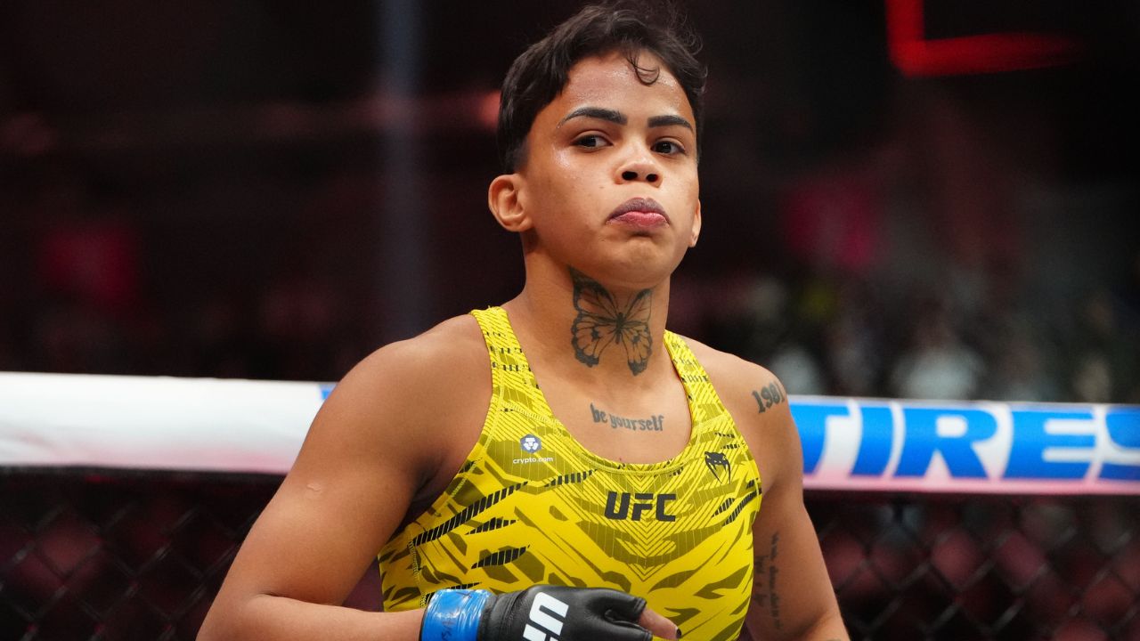 Iasmin Lucindo, lutadora brasileira de MMA, em ação no octógono do UFC
