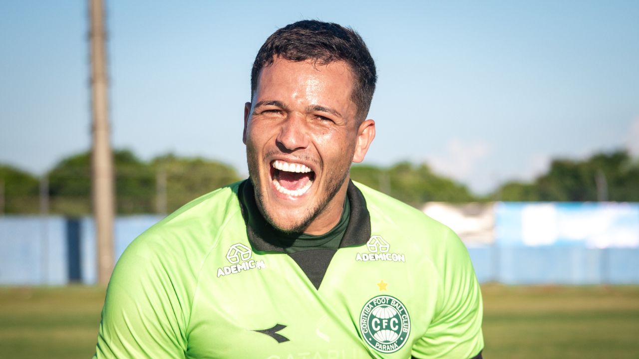 Goleiro do Coritiba marca gol de tiro de meta e salva contra o Cianorte