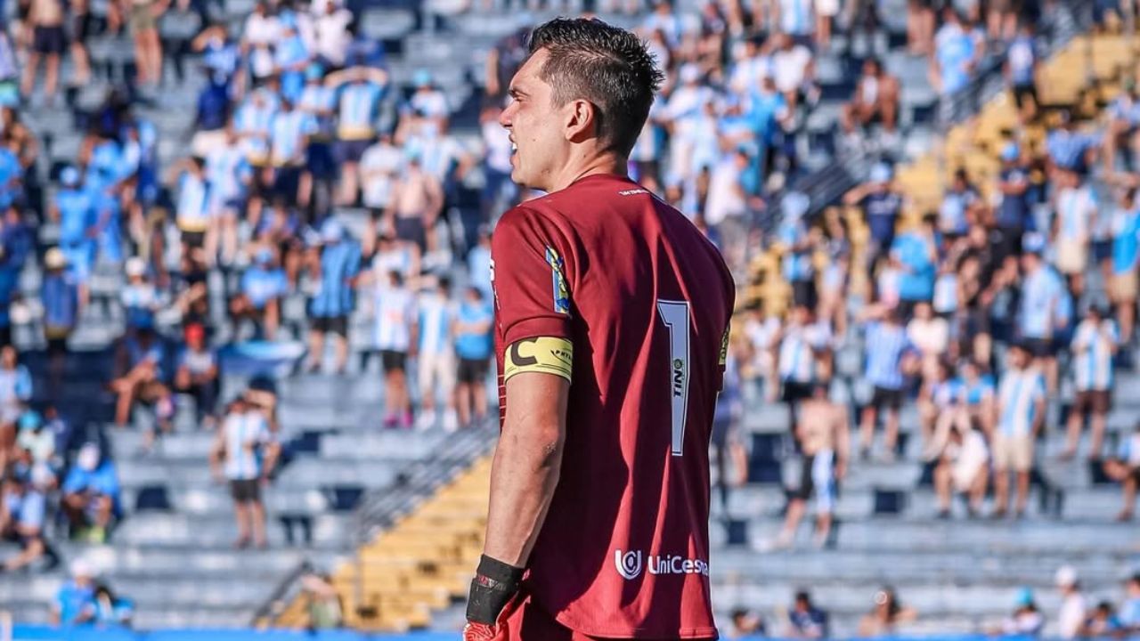 Goleiro ex-Santos e Paraná Clube leva frango bizarro em tiro de meta