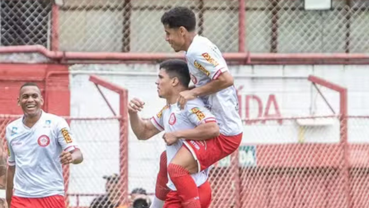 Ex-promessa de clube paranaense arrisca de longe e marca “gol de Puskas”: veja vídeo