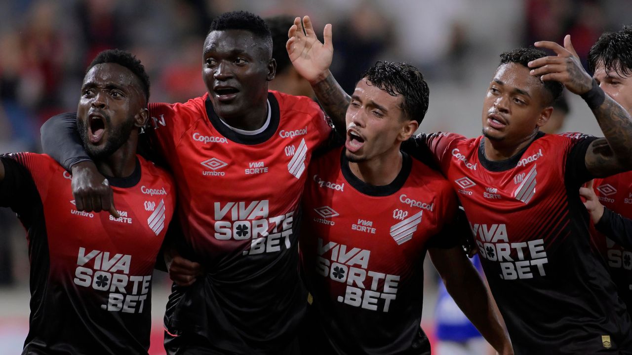 Piá do Caju rouba a cena em goleada do Athletico e ganha elogios de Odair Hellmann