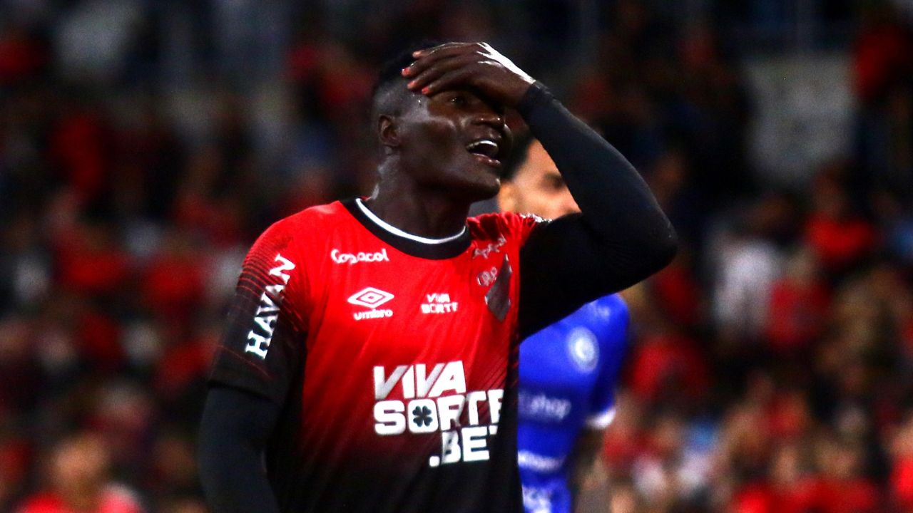 Athletico goleou em noite inaceitável de Viveros e de testes para Odair