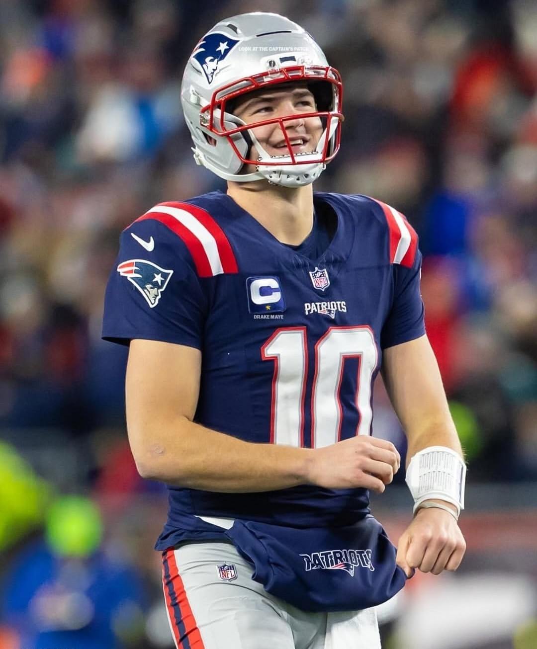 Quarterback Drake Maye do New England Patriots sorrindo.