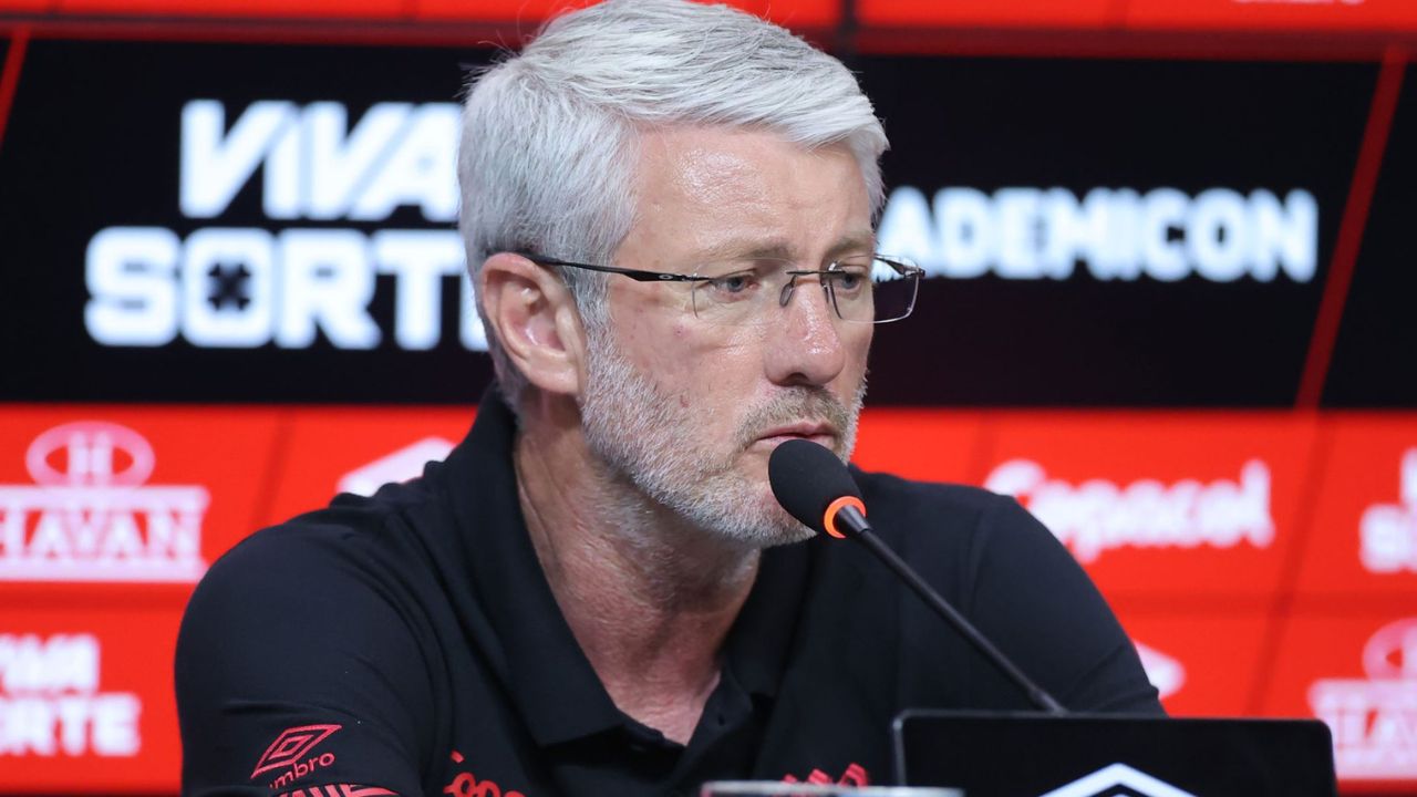 “Coincidência”: Odair fala sobre tropa de colombianos no Athletico e critica número de estrangeiros