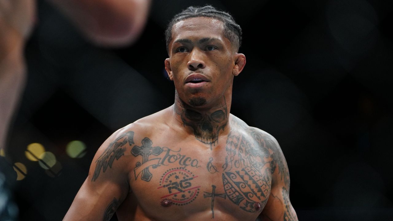 Brasileiro dispensa preocupação com peso para luta principal: ‘Ronaldinho Gaúcho do UFC’