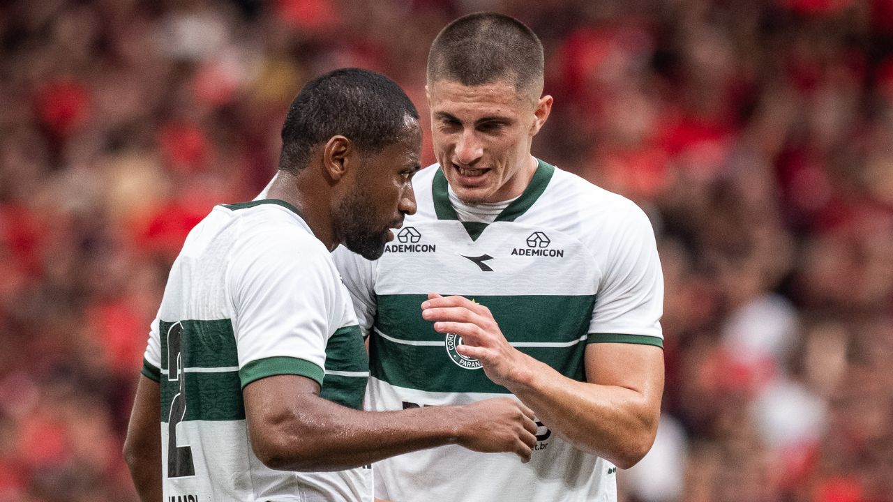 Destaque em 2026, zagueiro comenta sobre disputa sadia na defesa do Coritiba