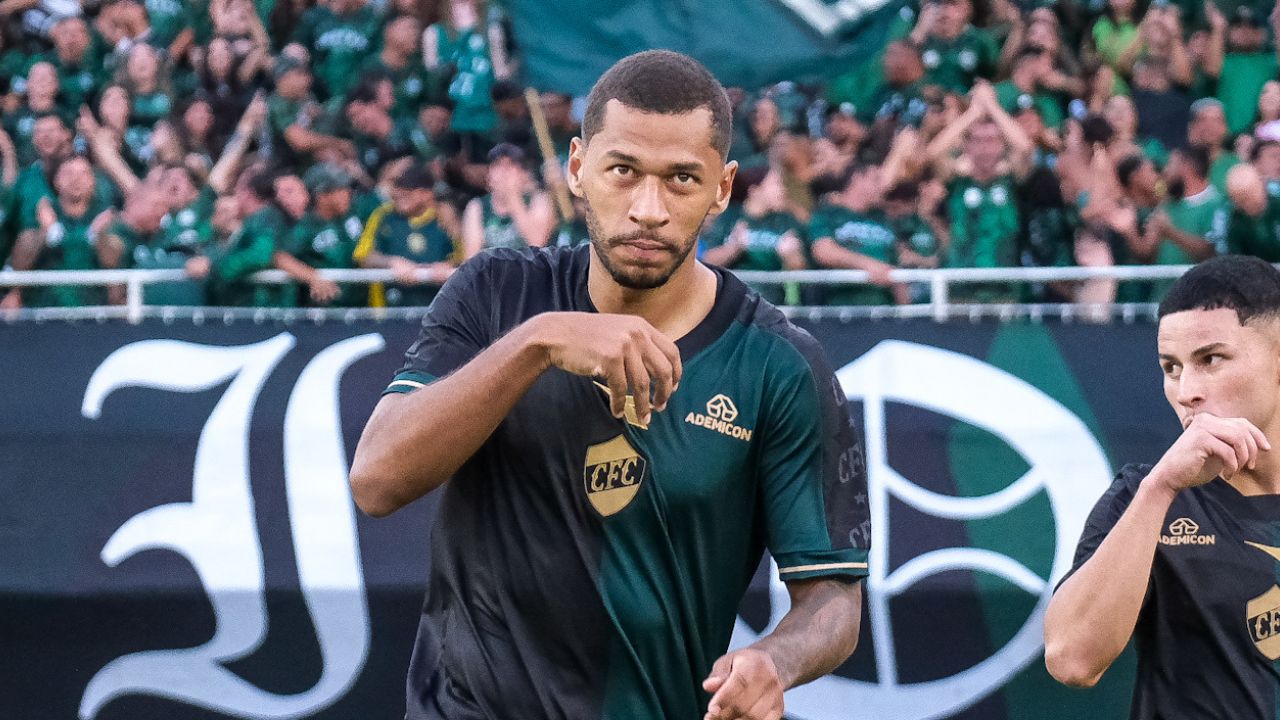 Fabinho comemora gol do Coritiba diante do Cianorte no Couto Pereira, com torcida alviverde ao fundo.