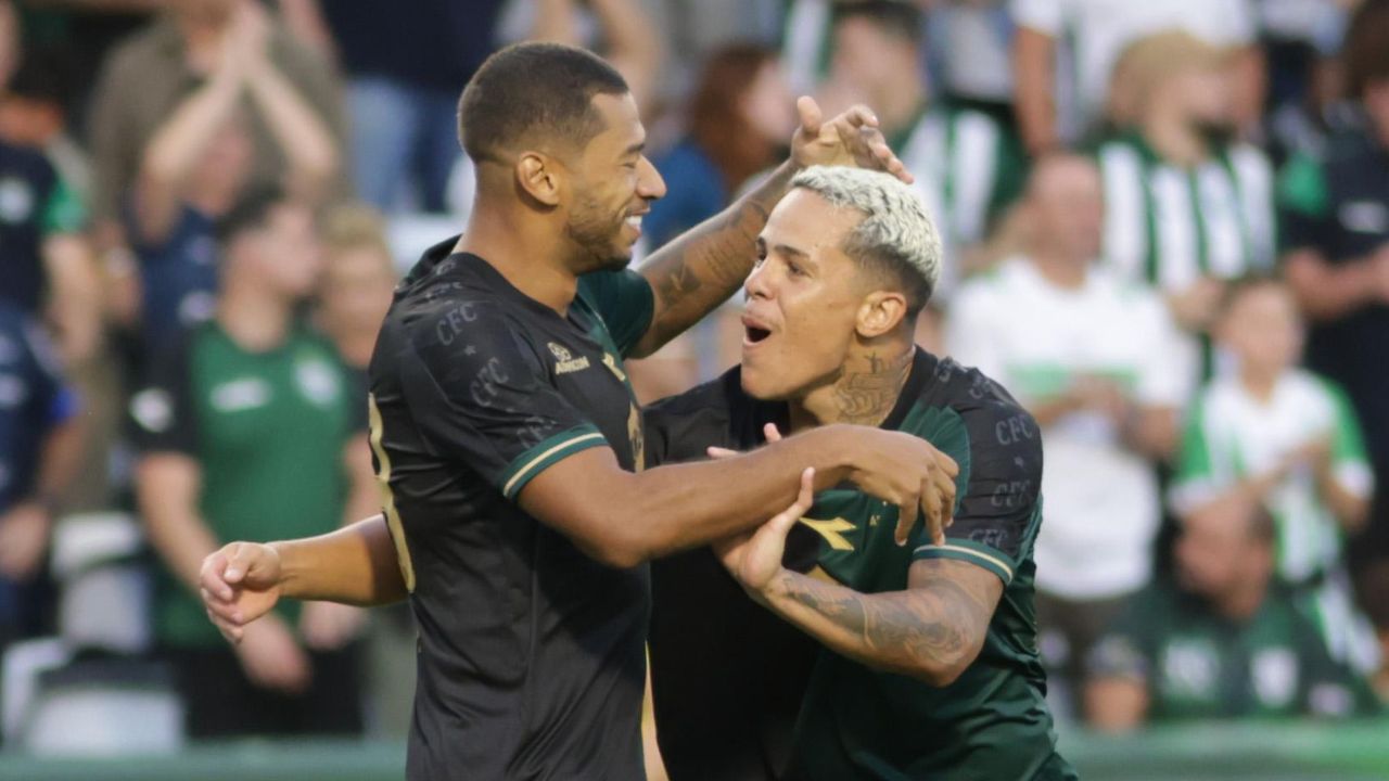 Jogadores celebram fim do jejum no Couto após vitória do Coritiba