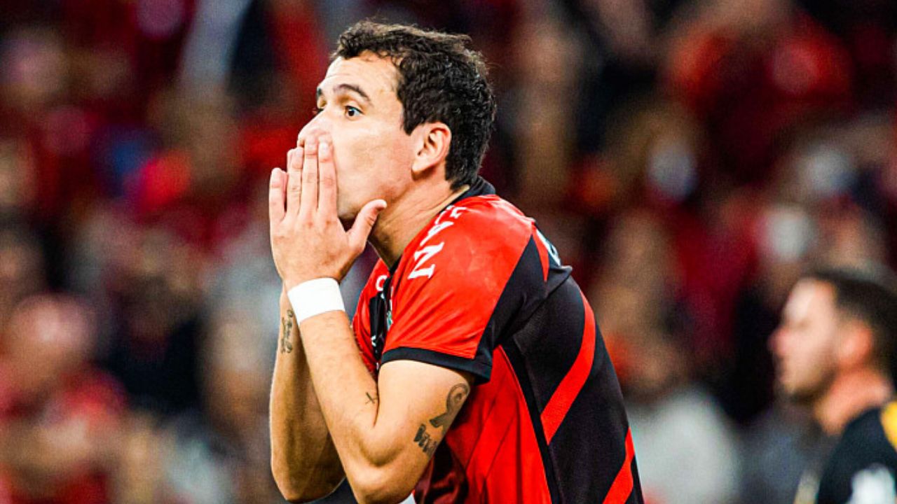 Ídolo do Athletico consegue rescisão na Justiça e fica perto de novo clube