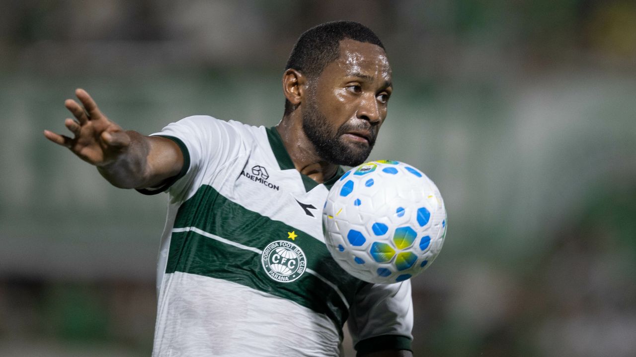Coritiba sofre com erros e cede empate para a Chapecoense no fim