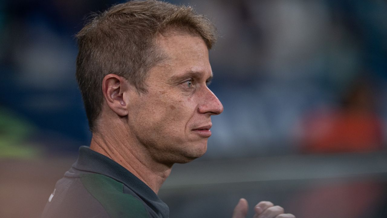 Seabra lamenta empate do Coritiba e elogia sintético da Chapecoense: “Melhor que já joguei”