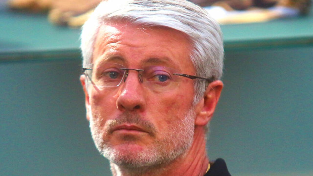 Técnico do Athletico se irrita com questões sobre gramado sintético: “Merecemos ganhar”